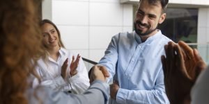 persona que expresa aprecio sus companeros de trabajo persona que expresa aprecio sus companeros de trabajo